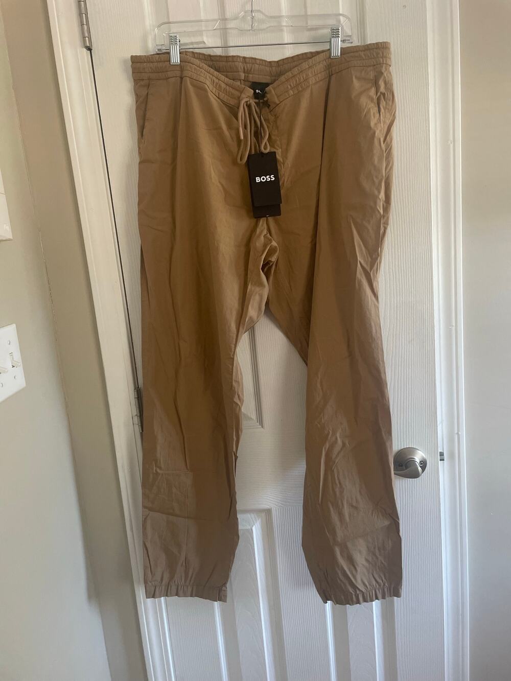 Hugo Boss Cargo pants, lightweight, great lines & fabric, A64